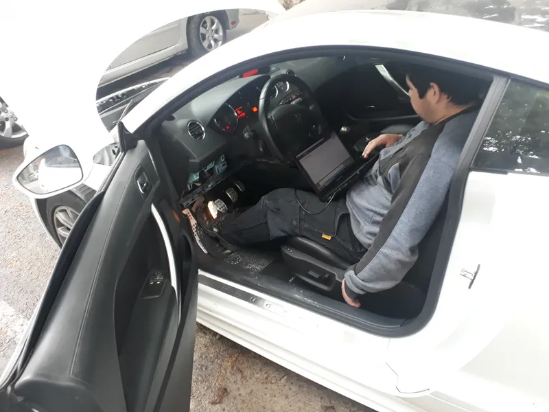 Técnico de Warnes Key trabajando en un vehículo