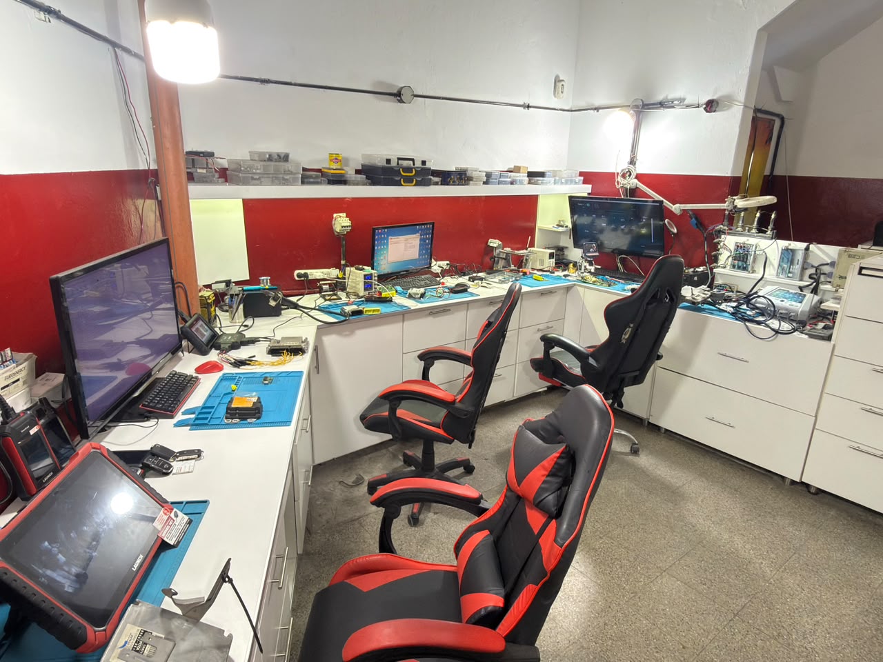 Equipamiento CNC y diagnóstico electrónico automotriz de alta precisión